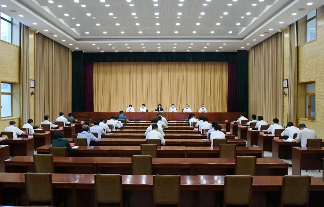 宋华英出席全市粮食安全及耕地保护专题会并讲话