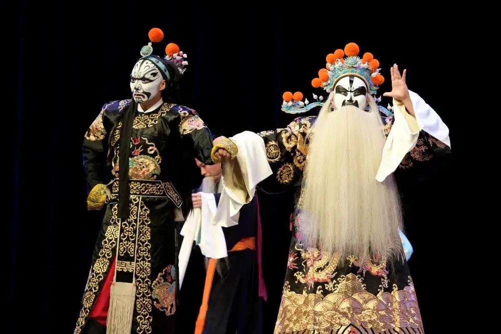 新华社 | 河北石家庄：惠民演出送文化大餐