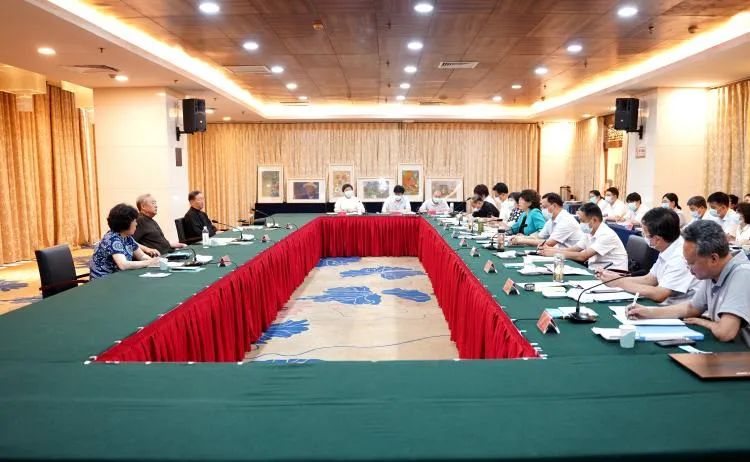 宋华英主持召开全市文化旅游暨“让文物活起来”座谈会