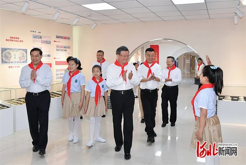 倪岳峰在石家庄市看望慰问少年儿童