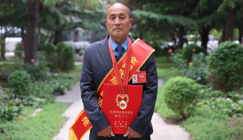 王志杰：父子接力守墓82载 让红色基因代代传 