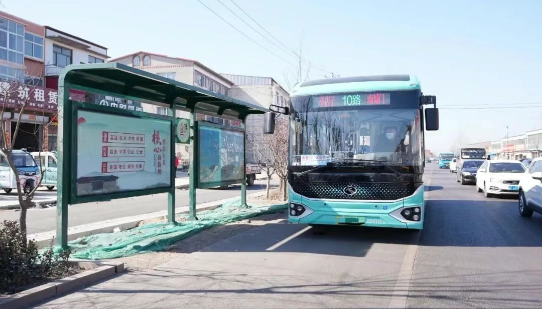 公交开进村头 幸福驶入心坎