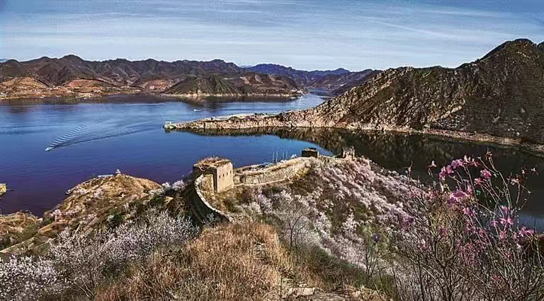 从“水下长城”奇观到惊险刺激的天门山巅 游客在古韵与新景中邂逅诗与远方