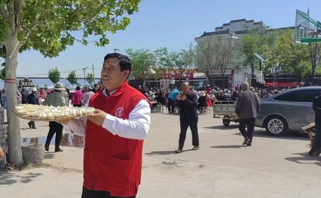 放弃百万年薪回乡尽孝 他用“饺子宴”带起全村浓浓敬老情