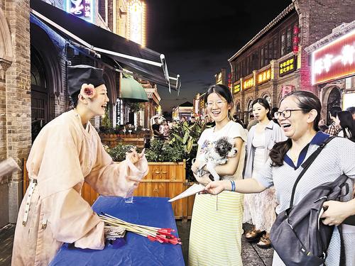 游客当“主角” 老街变“剧场”