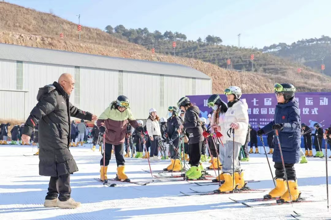 涞源县推进冰雪运动进校园